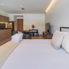 Bright & Modern Studio w/ Gym & Pool  | VIATO HOMES
