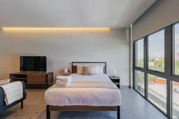 Bright & Modern Studio w/ Gym & Pool | VIATO HOMES - Image 5