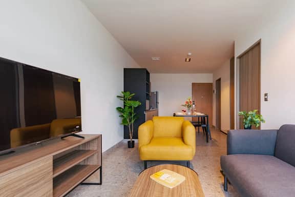 Modern 1-BR Apt w/ Skyline Views | VIATO HOMES - Image 3