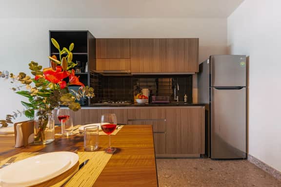 Modern 1-BR Apt w/ Skyline Views | VIATO HOMES - Image 4