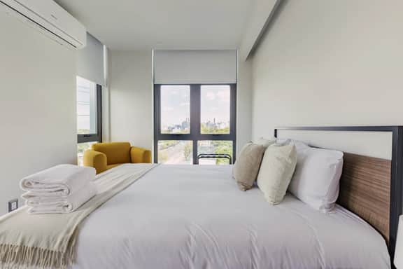 Urban 1-BR Apt w/ AC & Skyline Views | VIATO HOMES - Image 2