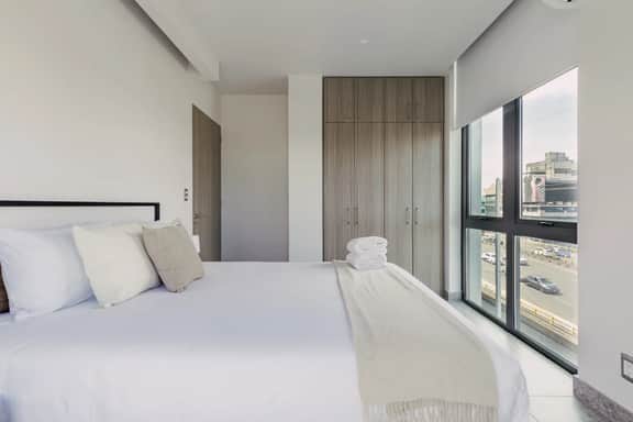 Urban 1-BR Apt w/ AC & Skyline Views | VIATO HOMES - Image 3