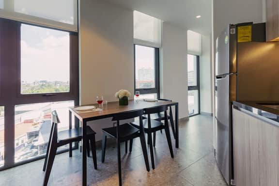 Urban 1-BR Apt w/ AC & Skyline Views | VIATO HOMES - Image 5