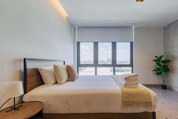 Bright & Modern Studio w/ Gym & Pool | VIATO HOMES - Image 3