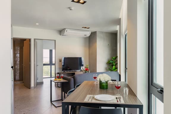 Urban 1-BR Apt w/ AC & Skyline Views | VIATO HOMES - Image 1